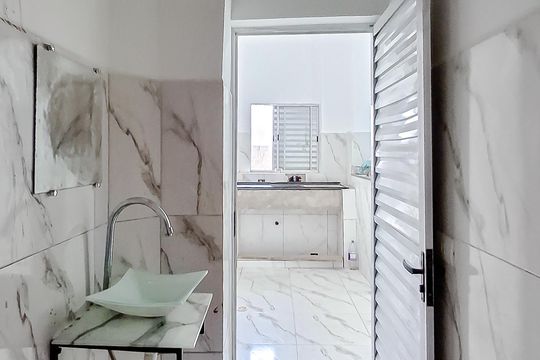 Banheiro de kitnet/studio para alugar com 1 quarto, 27m² em Liberdade, São Paulo