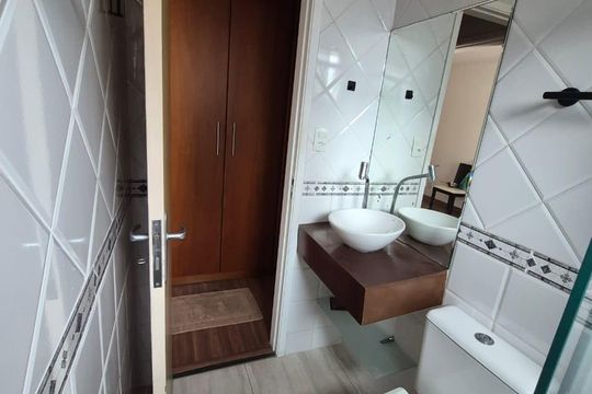 Banheiro social de apartamento para alugar com 1 quarto, 45m² em Vila Morumbi, São Paulo