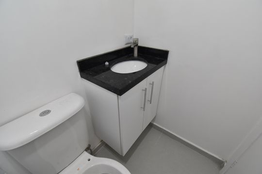 Banheiro de apartamento à venda com 2 quartos, 45m² em Água Verde, Curitiba
