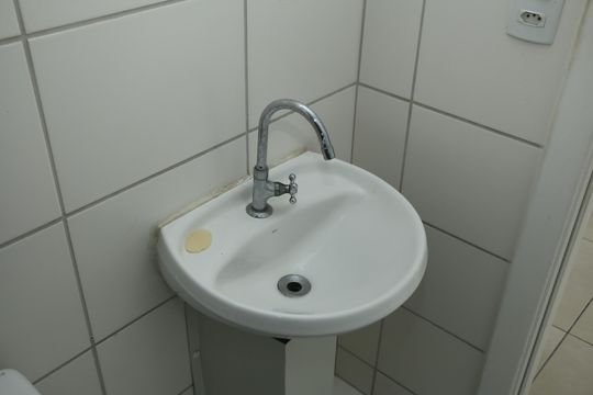 Banheiro - torneira de apartamento para alugar com 2 quartos, 43m² em Jardim Alvorada, Nova Iguaçu