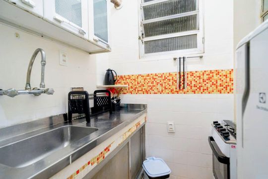 Cozinha de apartamento para alugar com 2 quartos, 38m² em Copacabana, Rio de Janeiro
