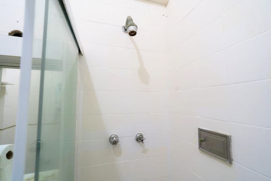 Banheiro social de apartamento para alugar com 2 quartos, 38m² em Copacabana, Rio de Janeiro