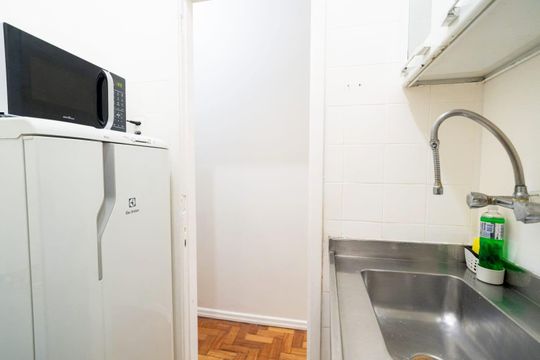 Cozinha de apartamento para alugar com 2 quartos, 38m² em Copacabana, Rio de Janeiro