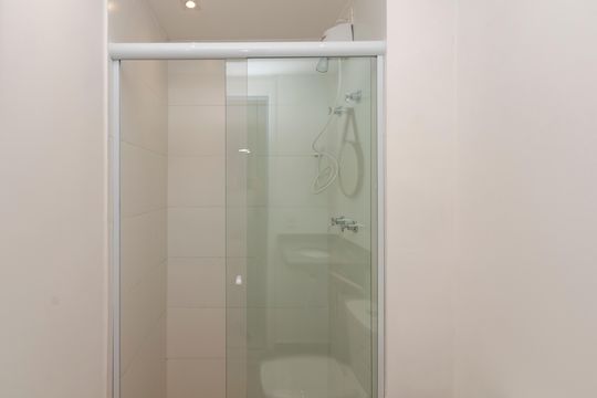Banheiro de kitnet/studio à venda com 1 quarto, 24m² em Vila Congonhas, São Paulo