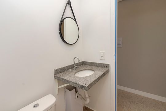 Banheiro de kitnet/studio à venda com 1 quarto, 24m² em Vila Congonhas, São Paulo