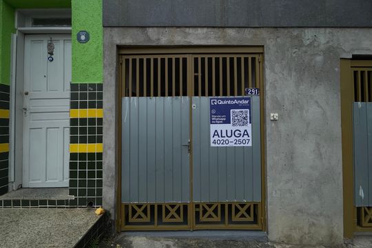 Fachada + Placa de casa para alugar com 2 quartos, 65m² em Vila Lais, São Paulo