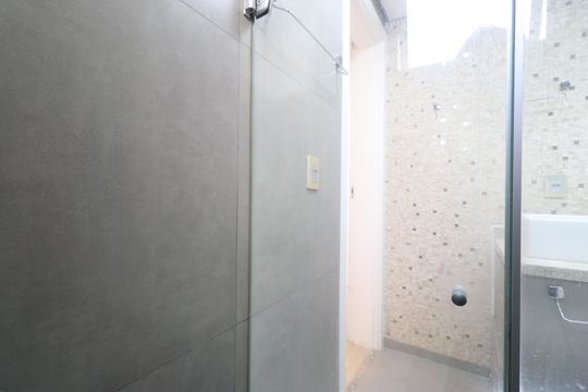 Banheiro  de apartamento para alugar com 2 quartos, 48m² em Vila Anastácio, São Paulo