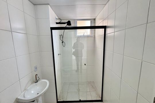 Banheiro de apartamento para alugar com 2 quartos, 49m² em Jardim Lourdes, Ferraz de Vasconcelos