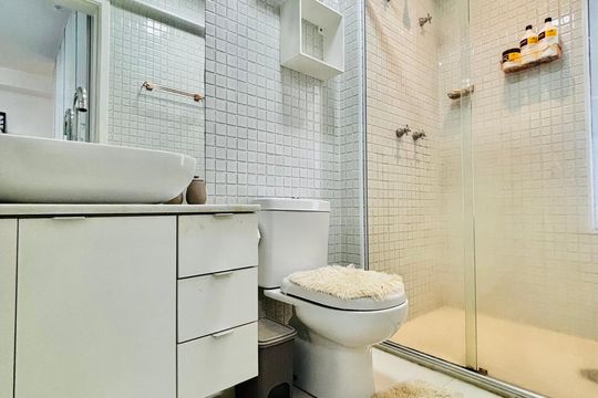 Banheiro social de apartamento à venda com 2 quartos, 70m² em Melville Empresarial Ii, Barueri