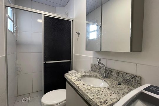 Banheiro de kitnet/studio para alugar com 1 quarto, 40m² em Jardim Eldorado, Palhoça