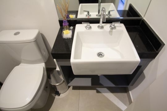Banheiro de kitnet/studio à venda com 1 quarto, 25m² em Indianópolis, São Paulo