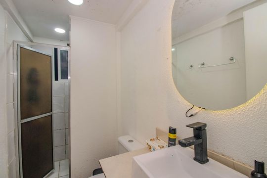 Banheiro de apartamento para alugar com 1 quarto, 45m² em Humaitá, Porto Alegre