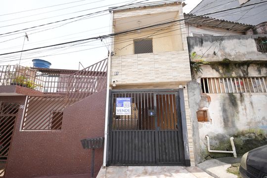 Fachada de casa à venda com 4 quartos, 300m² em Vila Linda, Santo André