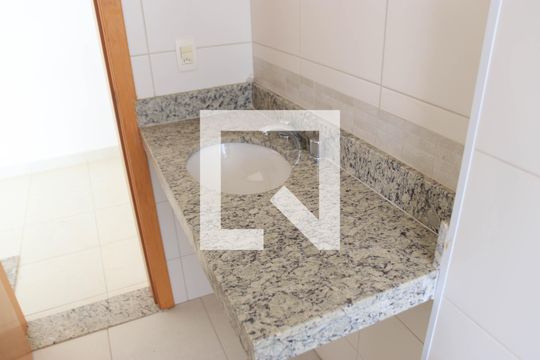Banheiro da Suíte de apartamento à venda com 2 quartos, 78m² em Setor Oeste, Goiânia
