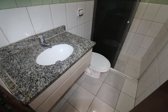 Banheiro de casa de condomínio para alugar com 2 quartos, 62m² em Palmeiras de São José, São José dos Campos