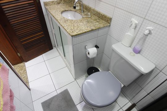 Banheiro Social de casa de condomínio para alugar com 2 quartos, 60m² em Parque Burle, Cabo Frio