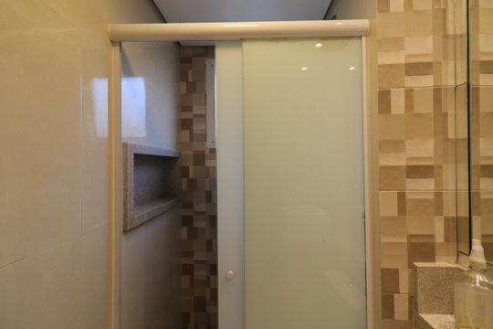 Banheiro de apartamento à venda com 2 quartos, 49m² em Vila Emir, São Paulo