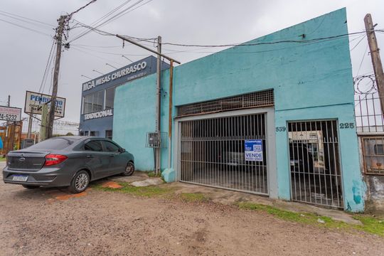 Fachada de casa à venda com 3 quartos, 300m² em Sarandi, Porto Alegre