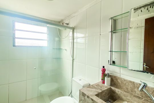 Banheiro  de casa para alugar com 2 quartos, 90m² em Vila Ré, São Paulo