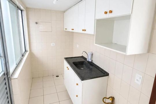 Cozinha de apartamento para alugar com 2 quartos, 50m² em Cristo Rei, Curitiba