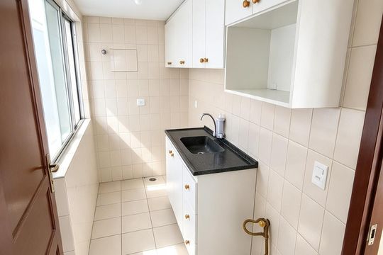 Cozinha de apartamento para alugar com 2 quartos, 50m² em Cristo Rei, Curitiba