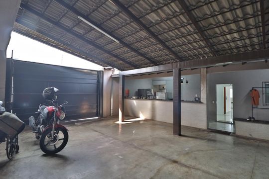 Garagem de casa para alugar com 3 quartos, 240m² em Jardim Brasília, Uberlândia