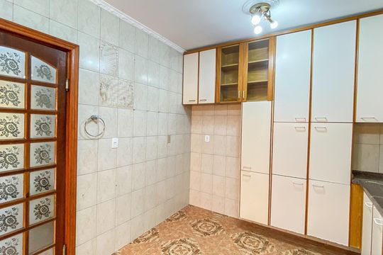 Cozinha de casa para alugar com 2 quartos, 120m² em Vila Nhocuné, São Paulo