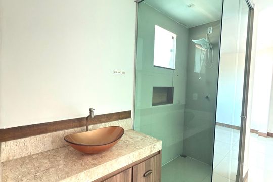 Banheiro da Suíte de casa para alugar com 3 quartos, 250m² em Santa Helena, Contagem