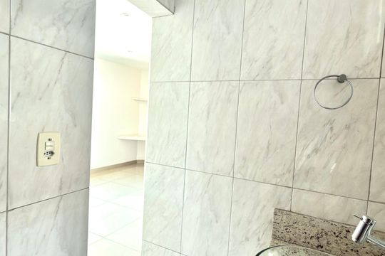 Banheiro da Suíte 1 de casa para alugar com 3 quartos, 250m² em Santa Helena, Contagem