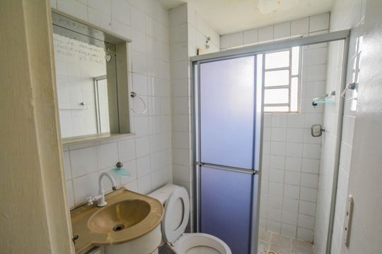 Banheiro de apartamento para alugar com 2 quartos, 55m² em Vila Lutécia, Santo André