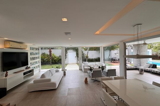 Sala de casa de condomínio para alugar com 7 quartos, 1003m² em Barra da Tijuca, Rio de Janeiro