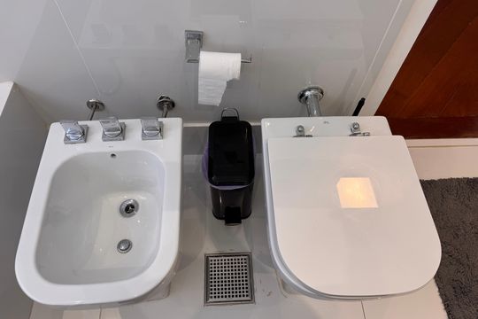 Suíte 1 - Banheiro de casa de condomínio para alugar com 7 quartos, 1003m² em Barra da Tijuca, Rio de Janeiro