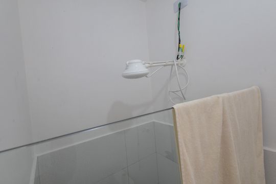 Banheiro de kitnet/studio para alugar com 1 quarto, 17m² em Parque Industrial, São José dos Campos