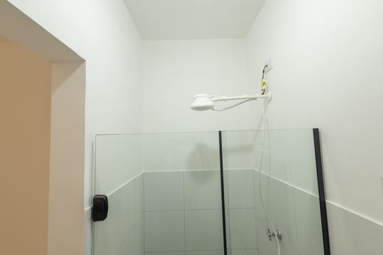 Banheiro de kitnet/studio para alugar com 1 quarto, 17m² em Parque Industrial, São José dos Campos
