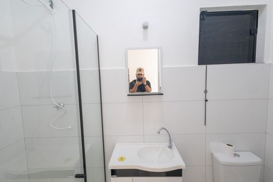 Banheiro de kitnet/studio para alugar com 1 quarto, 17m² em Parque Industrial, São José dos Campos