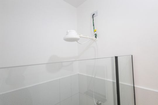 Banheiro de kitnet/studio para alugar com 1 quarto, 17m² em Parque Industrial, São José dos Campos