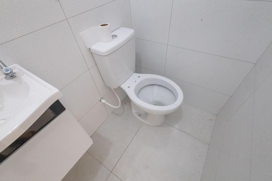 Banheiro de kitnet/studio para alugar com 1 quarto, 17m² em Parque Industrial, São José dos Campos