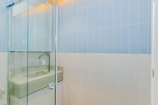Banheiro de apartamento à venda com 2 quartos, 46m² em Jardim Flor da Montanha, Guarulhos