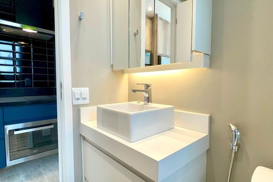 Banheiro de kitnet/studio para alugar com 1 quarto, 26m² em Pinheiros, São Paulo