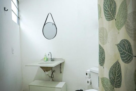Banheiro de kitnet/studio para alugar com 1 quarto, 33m² em Jardim Sao Jorge, Campinas