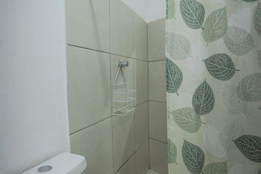 Banheiro de kitnet/studio para alugar com 1 quarto, 33m² em Jardim Sao Jorge, Campinas
