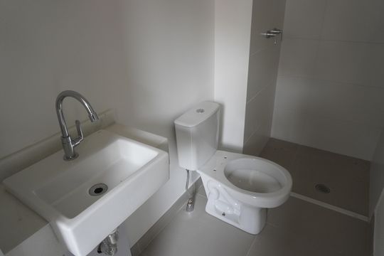Banheiro de serviço de apartamento à venda com 3 quartos, 172m² em Residencial Tambore Iii, Santana de Parnaíba