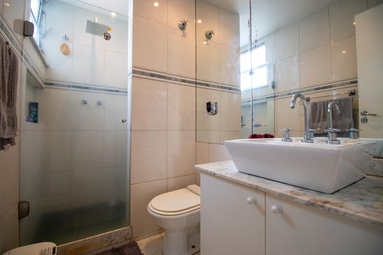 Banheiro Suíte de apartamento à venda com 3 quartos, 84m² em Tijuca, Rio de Janeiro