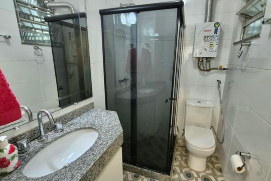 Banheiro  de kitnet/studio para alugar com 1 quarto, 45m² em Copacabana, Rio de Janeiro