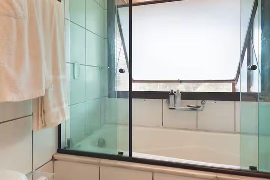 Banheiro de apartamento à venda com 1 quarto, 76m² em Paraíso do Morumbi, São Paulo