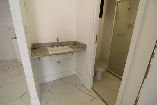 Banheiro de kitnet/studio para alugar com 1 quarto, 40m² em Freguesia (jacarepaguá), Rio de Janeiro