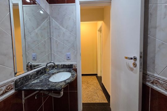 Banheiro de casa de condomínio para alugar com 3 quartos, 137m² em Canto do Forte, Praia Grande
