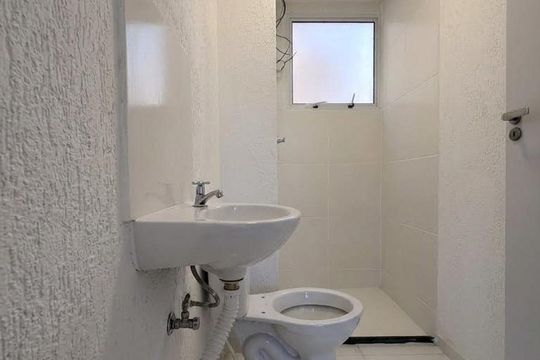 Banheiro social de apartamento para alugar com 2 quartos, 42m² em Jardim Dona Leopoldina, Porto Alegre