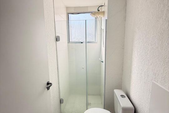 Banheiro social de apartamento para alugar com 2 quartos, 42m² em Mário Quintana, Porto Alegre