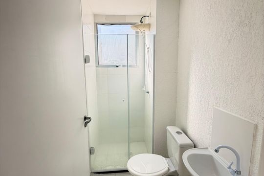 Banheiro social de apartamento para alugar com 2 quartos, 42m² em Mário Quintana, Porto Alegre